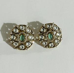 Boucles d'oreilles clous rondes Polki vert menthe de luxe plaquées or, bijoux de mode traditionnels indiens pour mariages et fêtes, pour femmes - Product Image 3