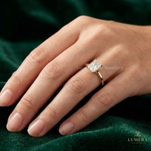 Anillo de Diamante Moderno con Corte Radiante, Engaste de Cuatro Puntas con Cesta de Soporte, Detalles Ocultos de Pavé y Banda de Oro Sólido - Product Image 1