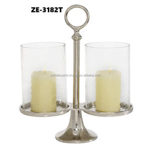 Elegante Candelabro de Metal Hecho a Mano con Bordes Tallados en Dorado, Decoración Navideña para el Hogar por Zahid Exports India - Product Image 1