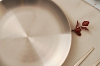 NOBBAN Grande assiette ronde minimaliste en bronze poli de 25 cm, écologique, durable, élégante, fabriquée à la main, pour servir
