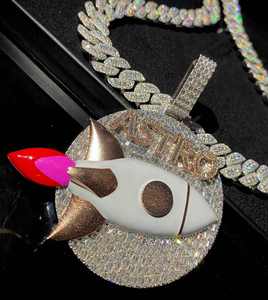 Collar de Hip Hop Personalizado de Plata 925 con Colgante de Cohete Totalmente Engastado, Moissanita, Esmalte y Baño de Rodio - Product Image 1