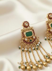 Pendientes Kashmiríes de Lujo Chapados en Oro para Mujer |   Pendientes Étnicos Tradicionales con Piedra Verde y Borlas de Perlas |   Nupcial - Product Image 6