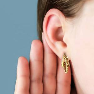 Pendientes Huggie de aro de cuerda triple dividida chapados en oro de 18 quilates - Product Image 3