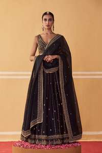 Lehenga de crepé de seda para fiestas y bodas, con trabajo de lentejuelas, zari y dori, con blusa de trabajo elaborado y dupatta con bordados. - Product Image 1