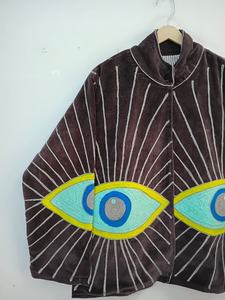 Chaqueta Negra Acolchada de Terciopelo Suzani Premium Hecha a Mano con Cuello Mandarín y Ojo Turco – Prenda Exterior Exclusiva Hecha a Medida y Trabajada a Mano. - Product Image 4