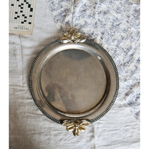 2026 New Creative Look Metal Stainless Steel Leaf Serving Platter Round Shape With <b>Handle</b> Platter for Hotel Restaurant And <b>Bar</b> - Product Image 4