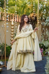Ensemble Kurti Plazzo avec Dupatta pour femmes, orné de broderies Chinon, par Designer - Product Image 3