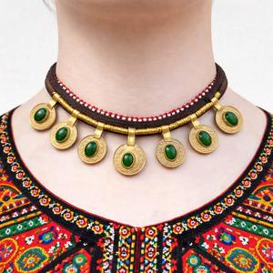 Exclusiva gargantilla tribal afgana geométrica con placas metálicas en forma de rombo, dijes de monedas vintage en cascada e intrincado diseño rosa. - Product Image 2