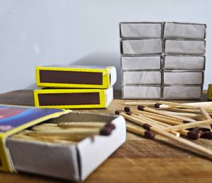 Allumettes de sécurité en bois 5E de haute qualité, tête noire et rouge, 50×35×14mm, pour usage en cuisine, fabricant et exportateur indien, OEM, approvisionnement en gros, INDIA - Product Image 4