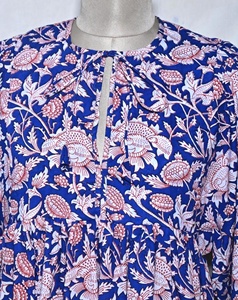 Robe courte en coton à col rond, manches mi-bouffantes, coupe ample, motif floral imprimé à la main, détails brodés, tenue quotidienne pour femmes - Product Image 2
