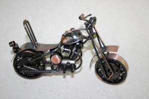Modèle de moto chopper moderne en métal artisanal |   Sculpture de vélo en fer de récupération industrielle, décoration de table, cadeau B2B NIRMALA - Product Image 5