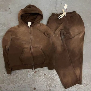 Ensemble jogging homme vintage en coton délavé effet usé avec sweat à capuche zippé et pantalon de survêtement - Product Image 1