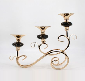 Candélabre à trois lumières en or avec accents en marbre noir, élégante décoration de table, disponible à prix de gros. - Product Image 1