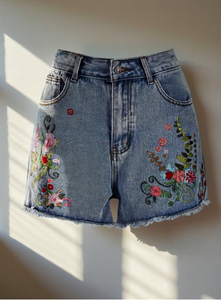 TRIBON SPORTS Shorts de mezclilla ajustados de cintura alta para mujer, pierna recta, lavado a la piedra, bordado de estrellas, estilo dulce de verano, transpirables y de secado rápido - Product Image 3