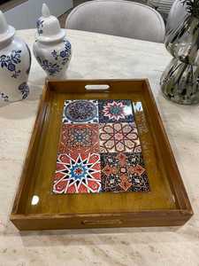 Plateau de service rectangulaire en bois UO Art avec décorations de carreaux orientaux peints à la main, présentant des motifs géométriques et des poignées - Product Image 3