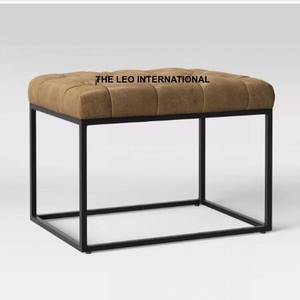 Mueble Otomano Moderno de Acero con Estructura en X, Revestimiento Plateado, Asiento Superior de Cuero Sintético Blanco, Accesorio Sencillo para el Hogar - Product Image 3