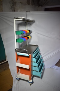 Chariot utilitaire d'hôpital avec bacs et tiroirs colorés, cadre orange, dessus en métal, roues, pour usage médical, provenance Inde - Product Image 4