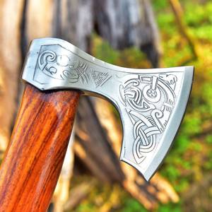 Hache viking artisanale en acier au carbone gravée d'un nœud celtique, hache à barbe avec manche en bois lisse et étui en cuir - Product Image 1