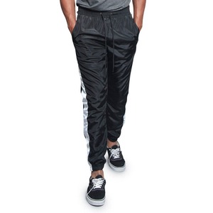 Pantalon cargo en polyester noir vierge personnalisé pour homme avec boutons-pression latéraux – Vente en gros - Product Image 1