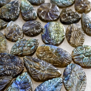 Lot de cabochons sculptés en labradorite naturelle, formes variées, pour la fabrication de bijoux - 21x19x3mm 39x22x3mm Moyenne 23 carats - Product Image 5
