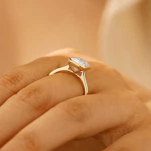 Anillo de compromiso con diamante de corte esmeralda de 2.00 quilates en oro amarillo de 14 quilates, anillo nupcial de media eternidad, joyería fina hecha a mano - Product Image 4