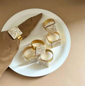 Juego de Anillos para Servilletas de Latón con Banda Dorada y Madreperla |   Porta Servilletas Cuadrados con Incrustaciones de Concha |   Mesa de Comedor de Lujo Ecológica y Duradera - Product Image 4