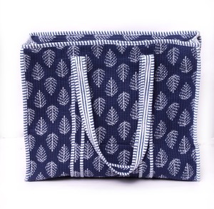 Bolso Tote de Algodón Acolchado con Estampado de Hojas de Indigo, Bolso de Hombro de Gran Capacidad para Viajes, Fines de Semana y Compras - Product Image 2
