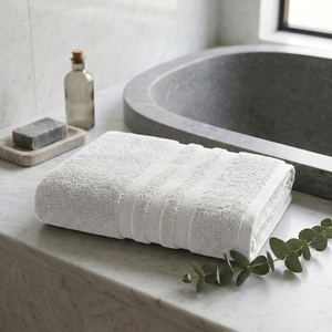 Toalla de Baño de Algodón Blanco Zero Twist, Suave y Absorbente, con Borde de Tres Rayas, Toalla de Baño Moderna para el Hogar, Hotel, Spa y Regalos - Product Image 6