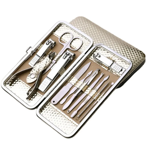 Kit Profesional de Manicura y Pedicura de 19 Piezas y 4 Colores con Herramientas de Acero Inoxidable Negro/Rojo/Amarillo/Azul con Bolsa de PU - Product Image 1