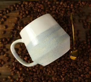 Mug à café en céramique rustique avec glaçure bicolore, finition mate, poignée angulaire unique, pour une utilisation à la maison ou dans un café. - Product Image 4