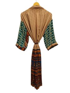 Kimono de Seda Hecho a Mano con Parches, Túnica Larga para Dormir o como Cubre Bikini, Kimono de Sari de Seda Reciclada Vintage Hecho a Mano en India - Product Image 3