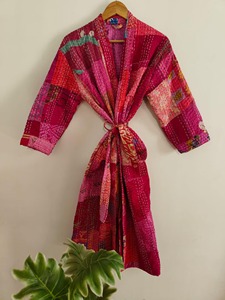 Robe kimono en patchwork de soie Kantha faite à la main, veste indienne matelassée, longue veste pour femmes - Product Image 1