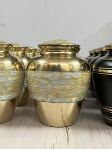 Urnes funéraires haut de gamme en nacre pour cendres humaines, urne en laiton avec incrustation de nacre, urnes à cendres en laiton fabriquées à la main en Inde - Product Image 5