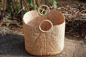 Cesta de lavandería de jacinto de agua tejida a mano con asas, cesta de almacenamiento hecha a mano, venta al por mayor, ecológica, hecha en Vietnam - Product Image 3