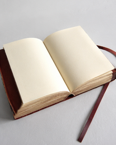 Diario de cuero con mandala en relieve y cierre de correa – Cuaderno de escritura hecho a mano con encuadernación – Diario con páginas de borde deshilachado y cierre de lazo - Product Image 6