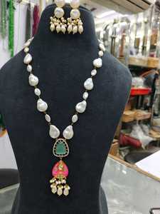 Parure Collier et Boucles d'Oreilles Vintage en Laiton Plaqué avec Perles, Zircon et Pendentif Vert – Bijoux Cadeau de Mariage pour Femme - Product Image 2