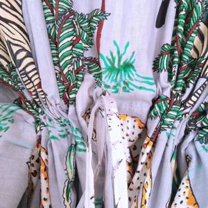 Vestido indio hecho a mano con estampado floral vintage de la selva, cuello en V, manga 3/4, largo hasta la rodilla, 100% algodón, silueta en A, tipo caftán para mujer. - Product Image 2