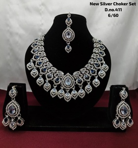 Conjunto de collar choker nupcial indio chapado en plata con circonitas cúbicas, choker pesado de circonitas cúbicas verde esmeralda y blancas con pendientes y mang tika - Product Image 1