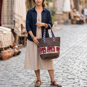 Sac fourre-tout en jute marron fait main Hathi Print avec fermeture ouverte et décoration brodée - Product Image 5