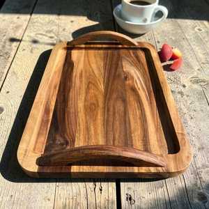 Bandeja de servir de madera hecha a mano con asas de aluminio: Decoración rústica grabada para el hogar - Product Image 2