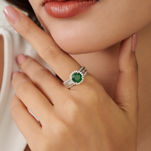Anillo de Boda de Oro Amarillo K14 con Esmeralda y Diamante de Corte Redondo de 8 mm, Joyería de Alta Calidad con Piedras Preciosas - Product Image 4