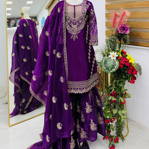 ชุดสูทสำหรับงานปาร์ตี้ของผู้หญิง เสื้อคุर्ตาปักลายดอกไม้ พร้อมชาราร่าและผ้าคลุมไหล่ - Product Image 1