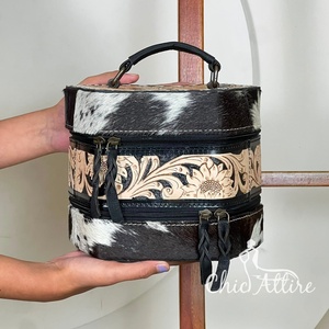Estuche de Joyería de Cuero Floral Rústico Hecho a Mano, Estuche de Joyería Portátil de Cuero Vacuno Auténtico con Cierre de Cremallera y Doble Compartimento - Product Image 1
