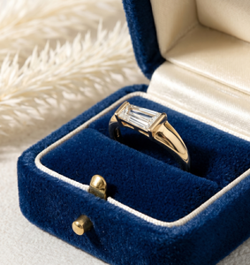 Anillo de Boda y Aniversario con Diamante Cultivado en Laboratorio, Corte Baguette Cónico, Claridad DEF VS VVS, Certificado IGI, Oro Sólido de 10K, 14K o 18K - Product Image 1