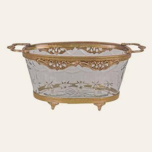 Elegante tazón decorativo de vidrio y metal dorado, ideal para servir bocadillos y como centro de mesa, hecho a mano en India. - Product Image 1