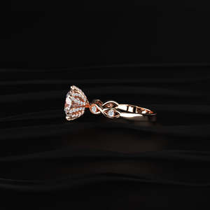 Anillo de Moissanita de Corte Redondo al por Mayor, Oro Rosa con Detalle Floral en Puntas, Banda de Compromiso Trenzada, Proveedor de Joyería de Estilo Antiguo - Product Image 4