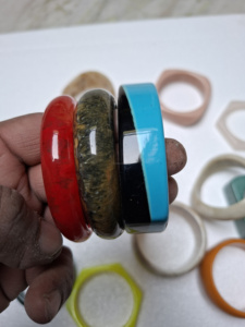 Brazaletes de Resina Premium para Mujer, con Brillo Celestial y Patrones Etéreos, Diseño Único, Hechos a Mano en India, Accesorios de Joyería - Product Image 2