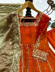 Robe de soirée tendance pour femme en soie Fendy avec broderie de sequins - Product Image 6