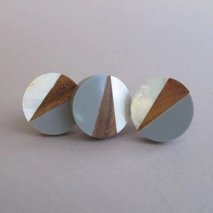 Poignée de porte unique en bois gris et résine blanche, fusionnant les graines de bois, pour la cuisine, la chambre, la commode et les tiroirs de salle de bain par lametierartz - Product Image 1