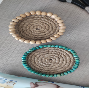 Sous-verres en jute naturel bicolore et corde noire, avec des accents en cuir marron, disponibles à prix de gros. - Product Image 5